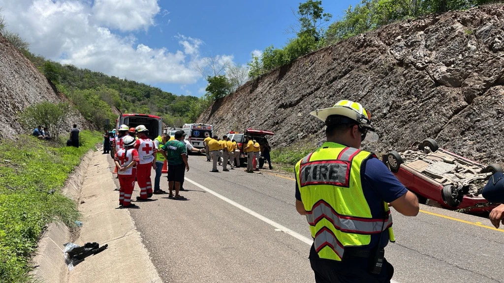 Cinco personas resultan lesionadas, tras volcarse dos vehículos en Mazatlán