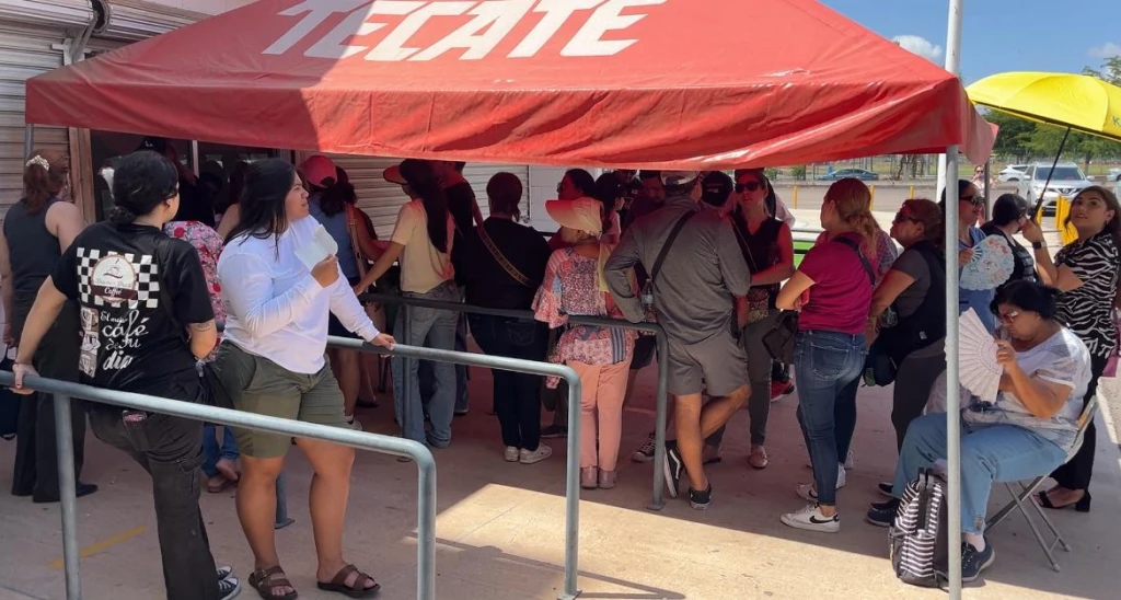 ¡Chayanne arrasa en Los Mochis! Mochitenses hacen fila bajo el sol para conseguir boletos
