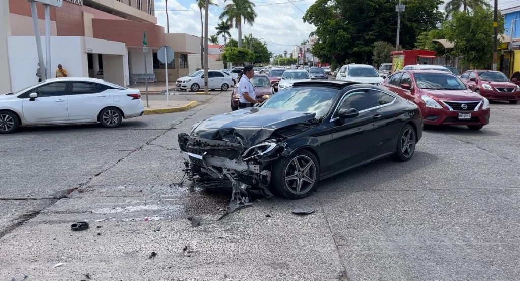 Se registra choque en la colonia centro de Los Mochis 