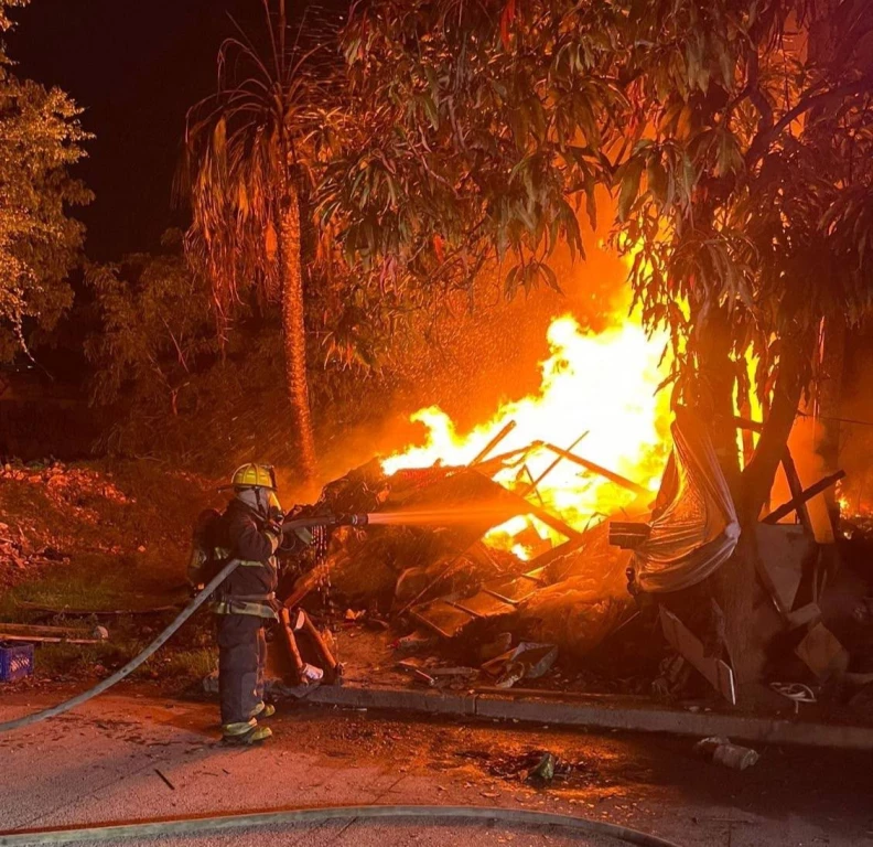 Se incendia vivienda de madera y láminas en la colonia 20 de noviembre de Mazatlán