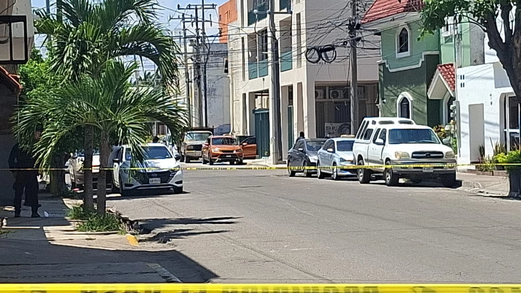Asesinan a balazos a hombre arriba de su camioneta en la colonia Palos Prietos de Mazatlán