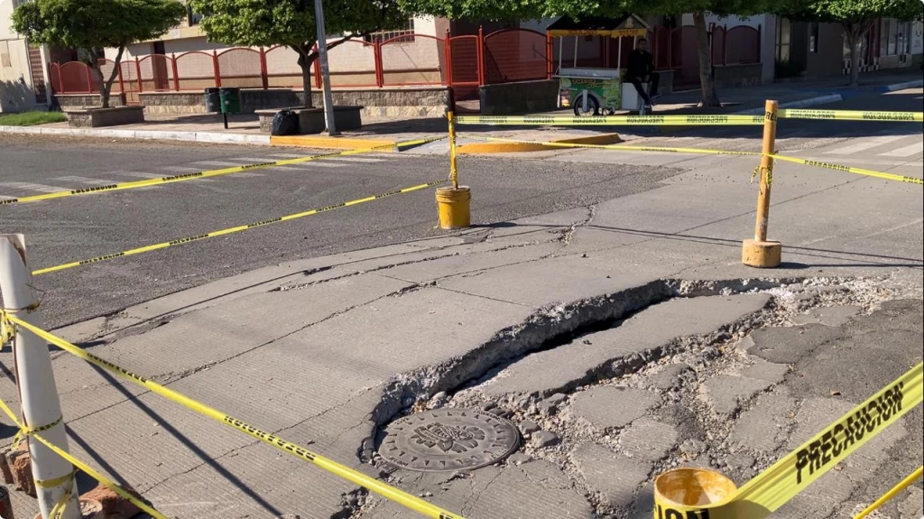 ¡Atentos! Se abre socavón en pleno Centro de Los Mochis