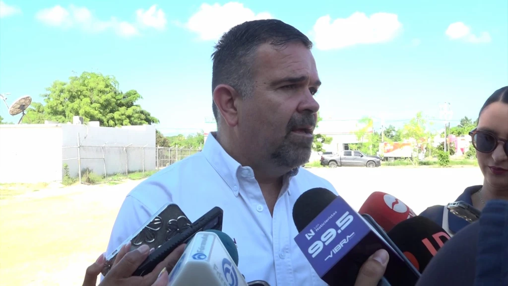 Piden a la ciudadanía reportar anuncios y espectaculares que se encuentran en mal estado 