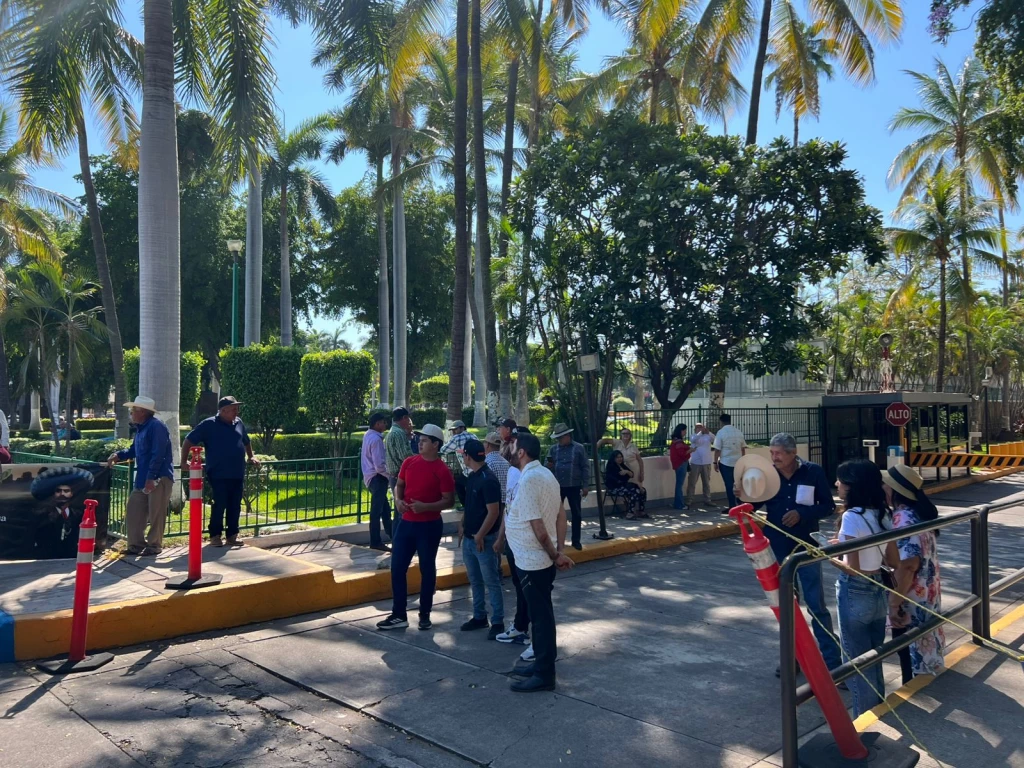 Productores toman Palacio de Gobierno en Culiacán