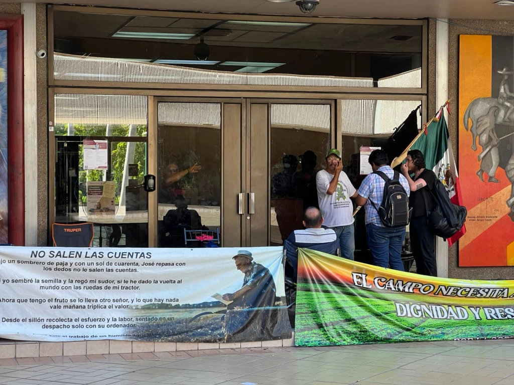 Cierran productores Palacio de Gobierno en Culiacán