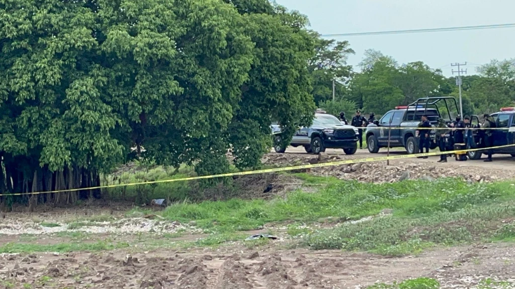 Localizan cuerpo ejecutado con mensaje en cartulinas entre El Alto del Coyote y Culiacancito