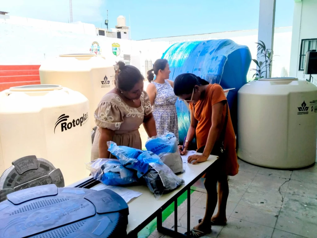 Más de 200 familias de Escuinapa reciben tinacos y cisternas subsidiadas