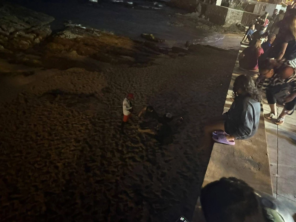 Hombre resbala y cae del malecón a la arena, al intentar tomarse una fotografía en Mazatlán