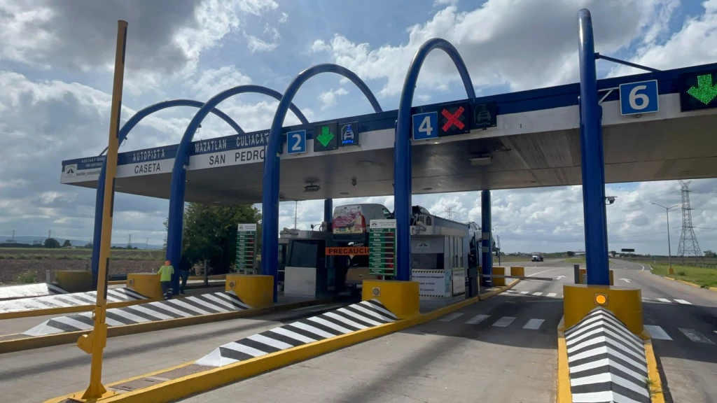 Grupo armado asalta caseta de cobro San Pedro y se enfrenta a tiros con la Guardia Nacional