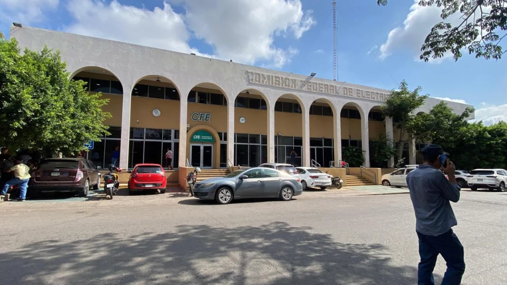 Se manifiestan desplazados por la violencia para solicitar instalación de energía en el fraccionamiento CVIVE de Mazatlán