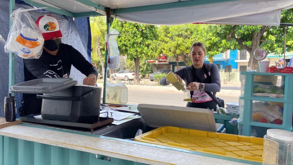 Joven mazatleca emprende con una moto- carreta de tacos afuera del Embarcadero de la Isla de la Piedra