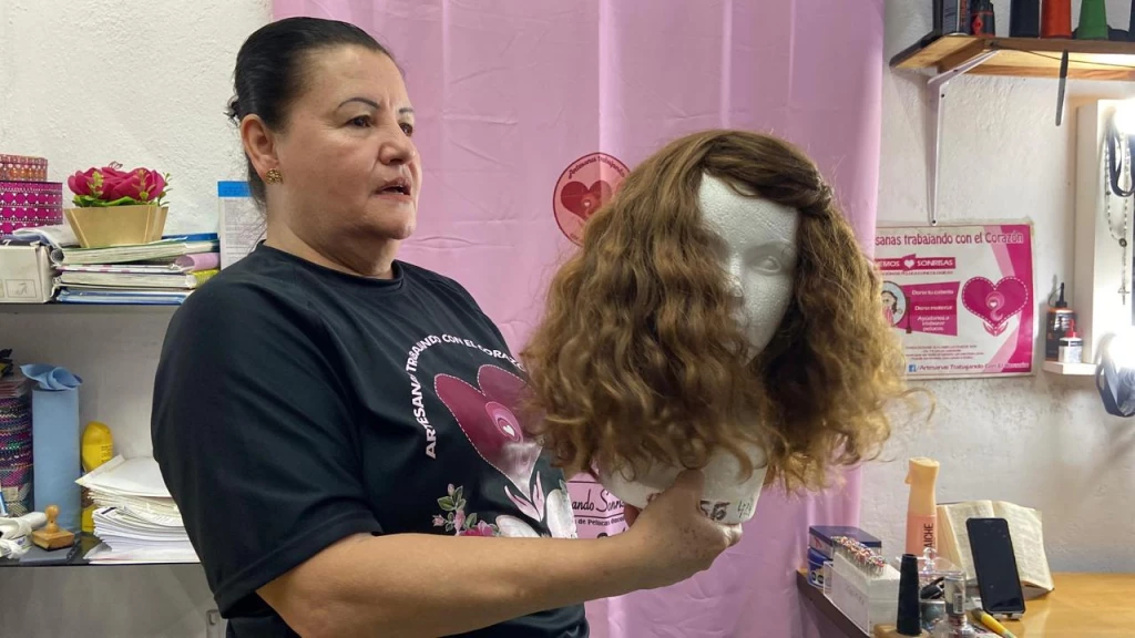 Son más de 30 pasos para crear una peluca oncológica, labor que realiza Artesanas Trabajando con el Corazón