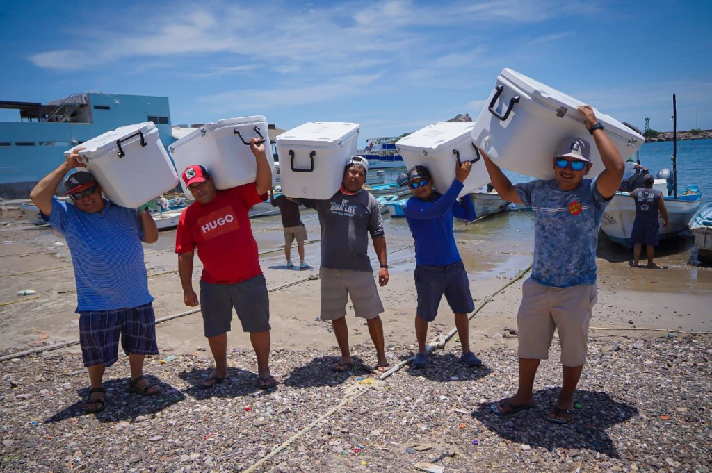 Entregan hieleras a pescadores al sur de Sinaloa