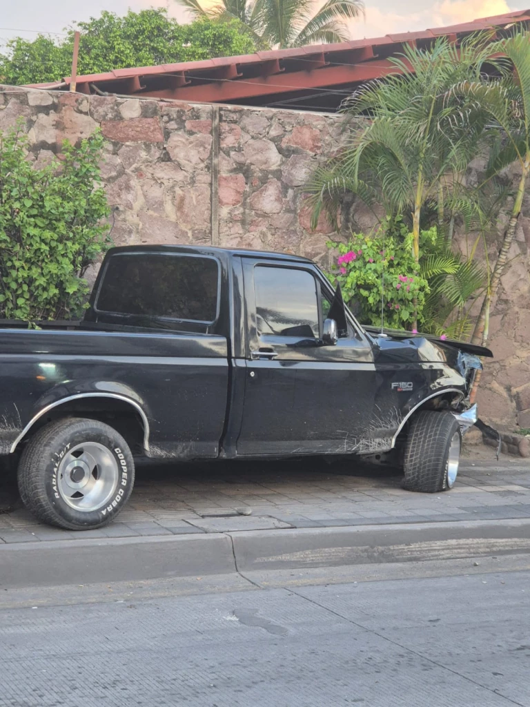 Camioneta se estrella contra luminaria y la derriba en la Zona Dorada de Mazatlán
