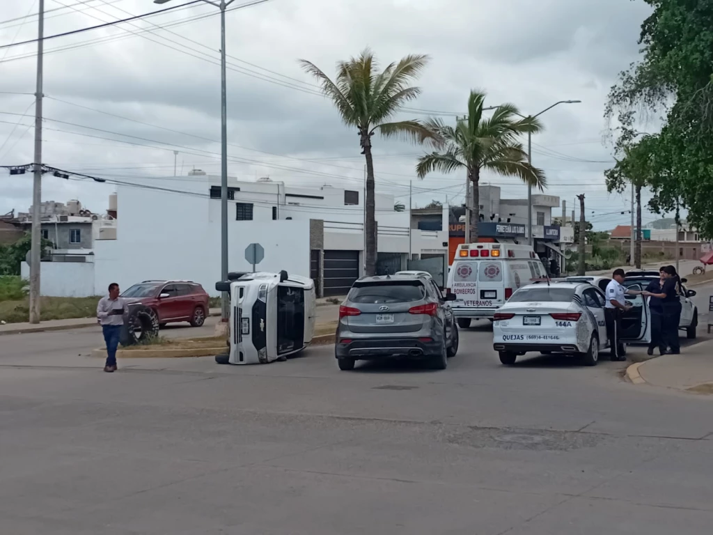 Choque y volcadura al norte de Mazatlán deja solo daños materiales