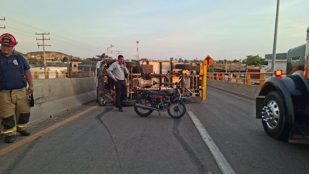 Volcadura de vehículo repartidor deja un motociclista lesionado en Mazatlán
