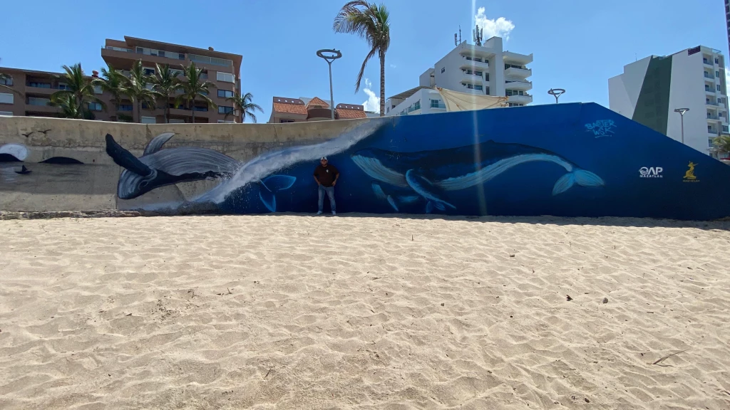 Avistamientos de ballenas y la anidación de tortugas son plasmadas en murales del malecón de Mazatlán