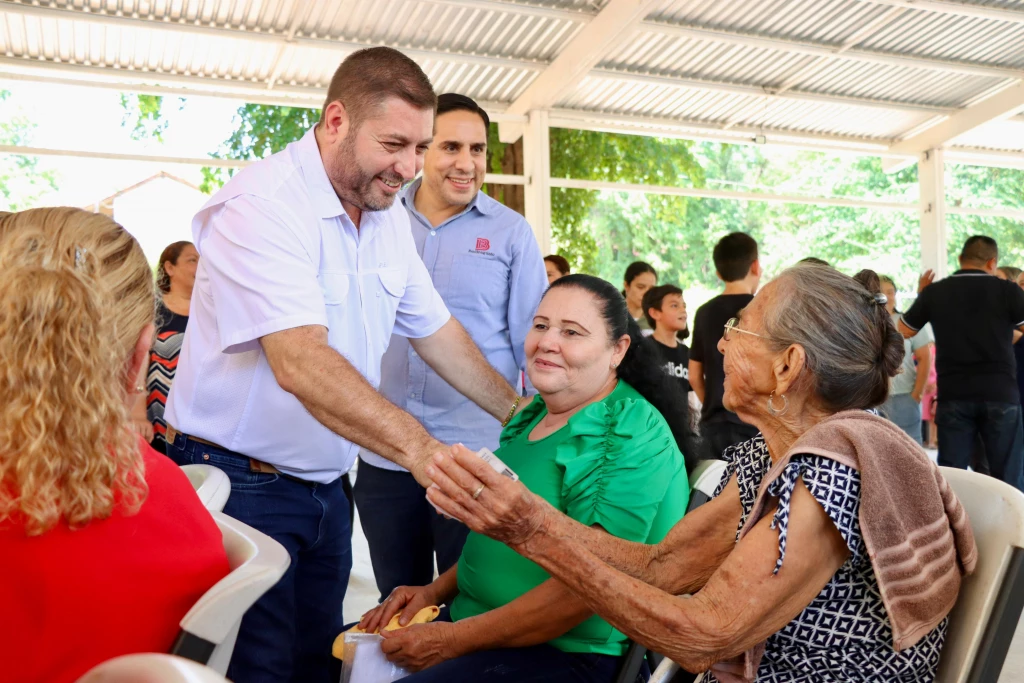 Alcalde de Badiraguato cumple compromiso con habitantes de Otatillos; dan inicio los trabajos de empedrado de calle