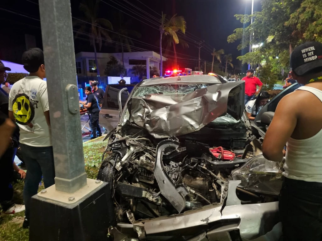 Choque entre vehículos deja cinco personas lesionadas en Mazatlán