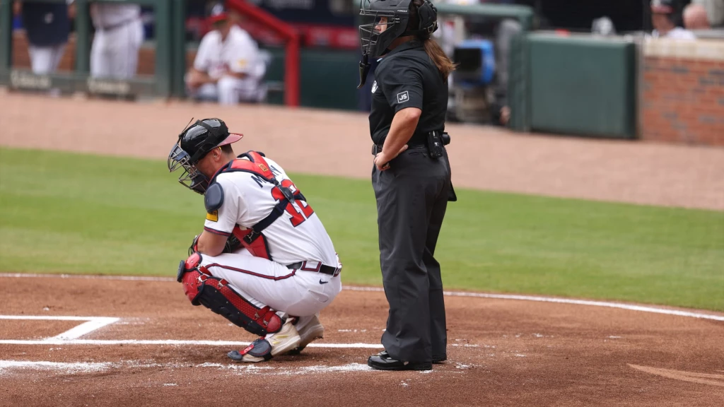 La pionera Jen Pawol hizo historia como umpire principal