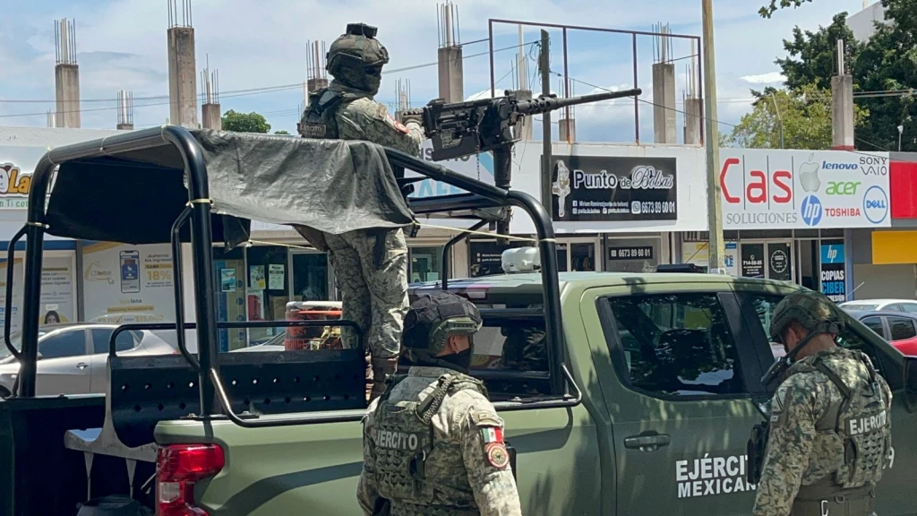 Persecución en Culiacán termina con dos detenidos armados frente a Palacio de Gobierno