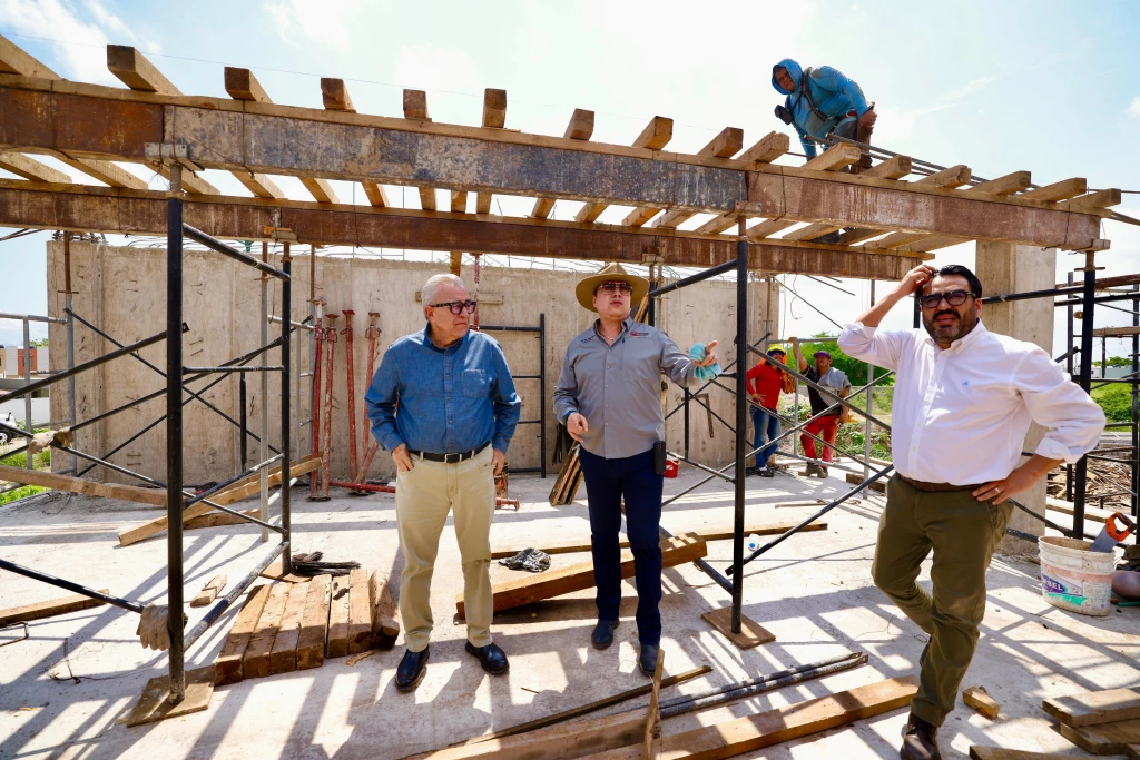 Supervisa Rocha  construcción de secundaria en Valle Alto