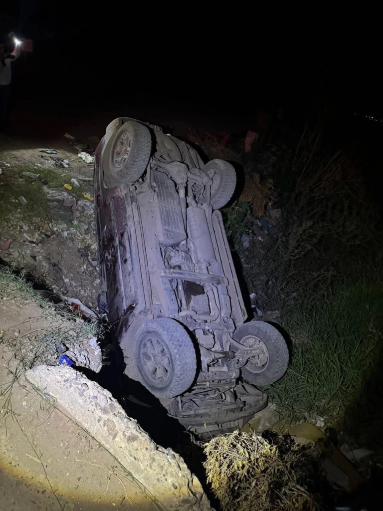 ¡De milagro! Conductor vuelca su vagoneta en dren de Los Mochis y sale ileso