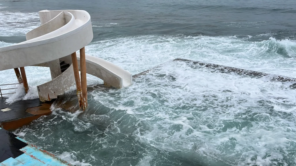 Carpa Olivera continúa cerrada por mar de fondo en Mazatlán
