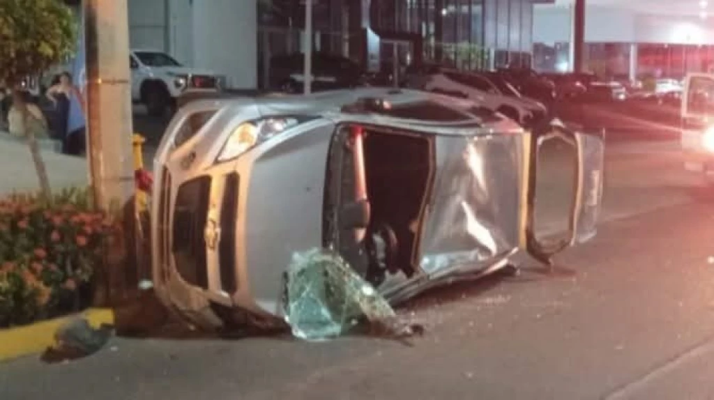Choque que generó volcadura de un vehículo deja dos lesionados en Mazatlán