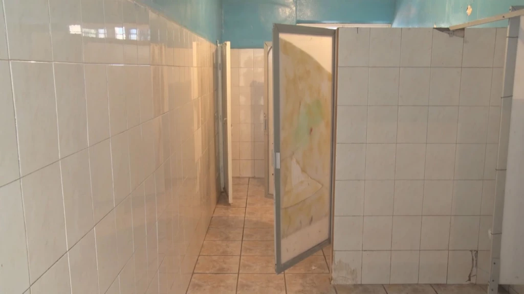 Reparación de baño y cableado eléctrico las necesidades de las escuelas en Sinaloa