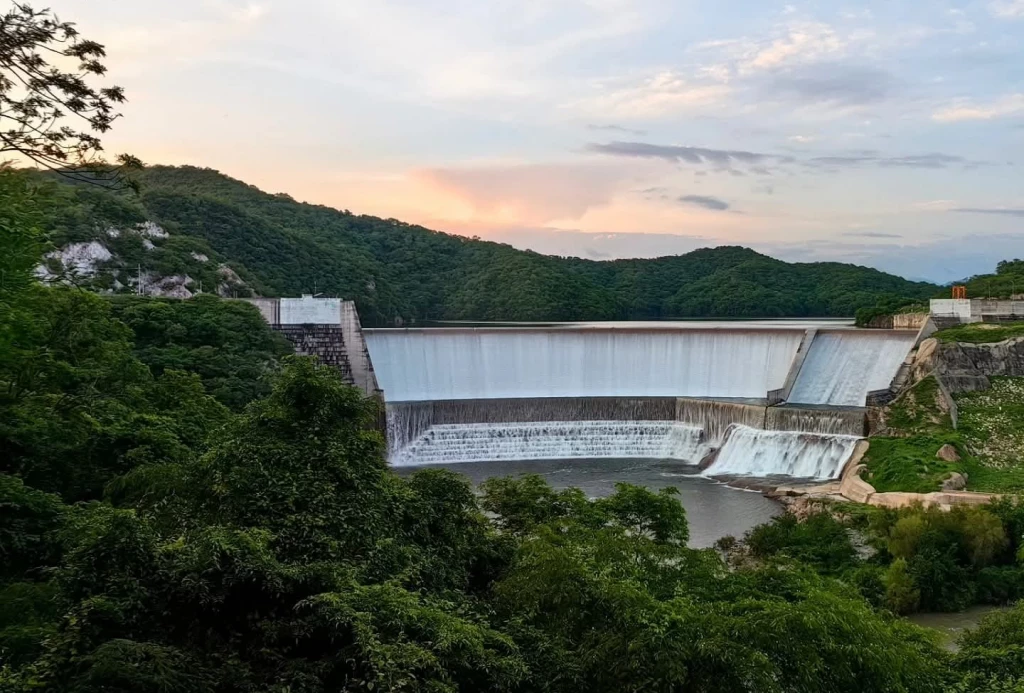 Presa Picachos alcanza el 100 % de su capacidad tras intensas lluvias