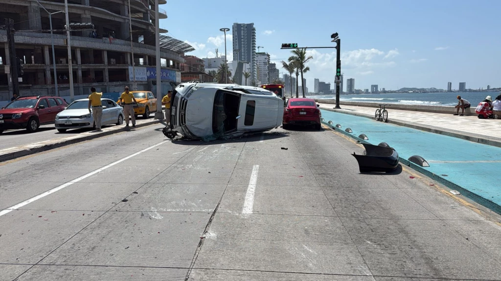Volcadura en la avenida Del Mar de Mazatlán deja a dos personas lesionadas