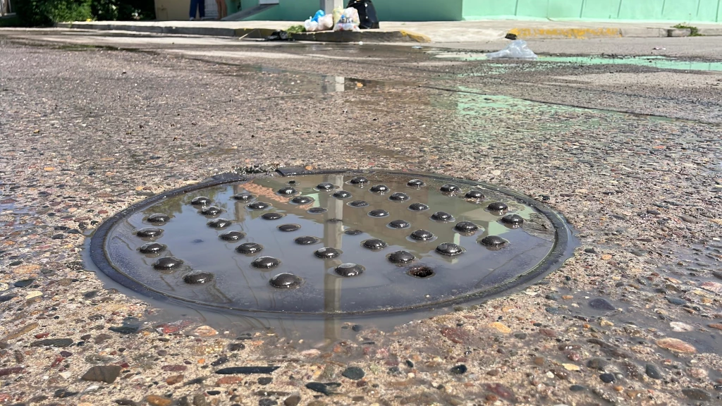 Vecinos de la Colonia Santa Elena denuncian rebosamiento de drenaje en temporada de lluvias