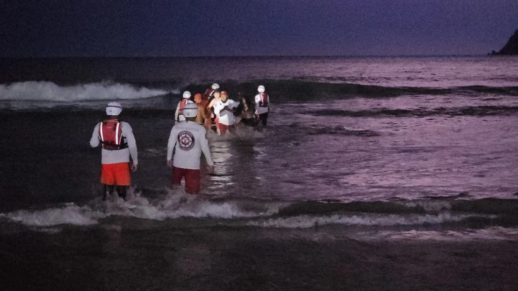 Lluvias en Mazatlán deja calles inundadas y provoca rescate de turistas varados en embarcación