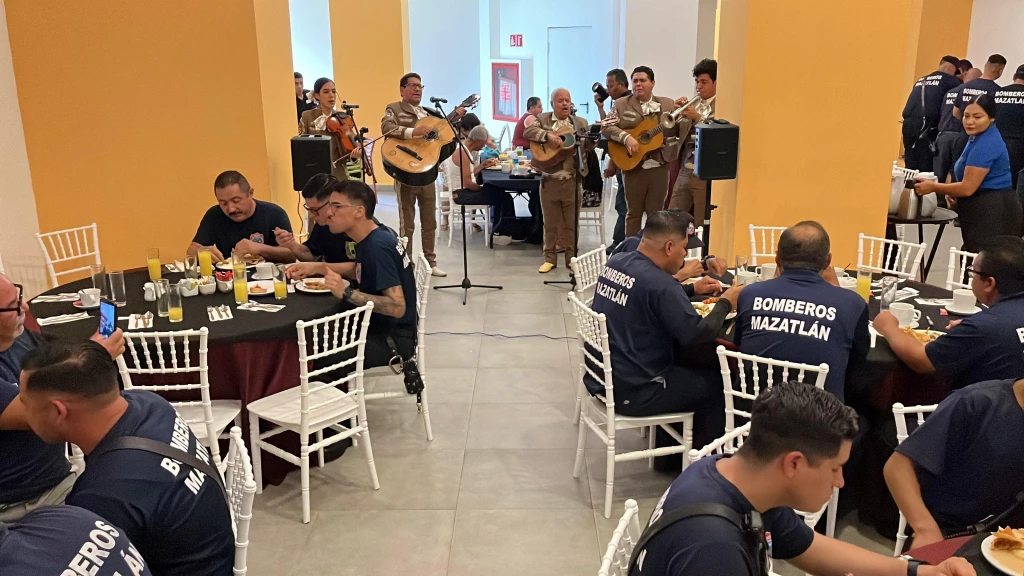 Bomberos de Mazatlán celebran su día con reconocimiento y respaldo social