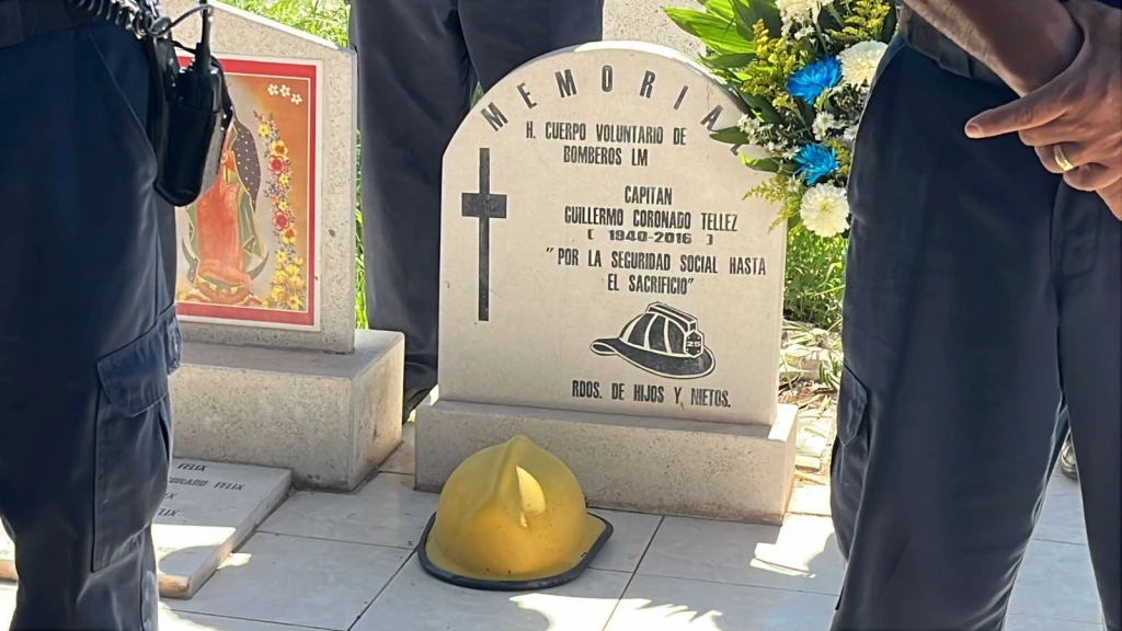 Bomberos de Los Mochis realiza Guardia de honor a bomberos que rindieron servicio