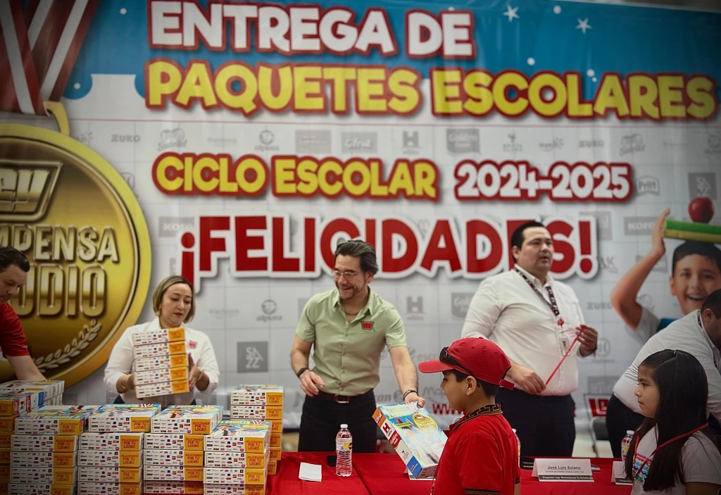 Casa Ley entrega paquetes escolares