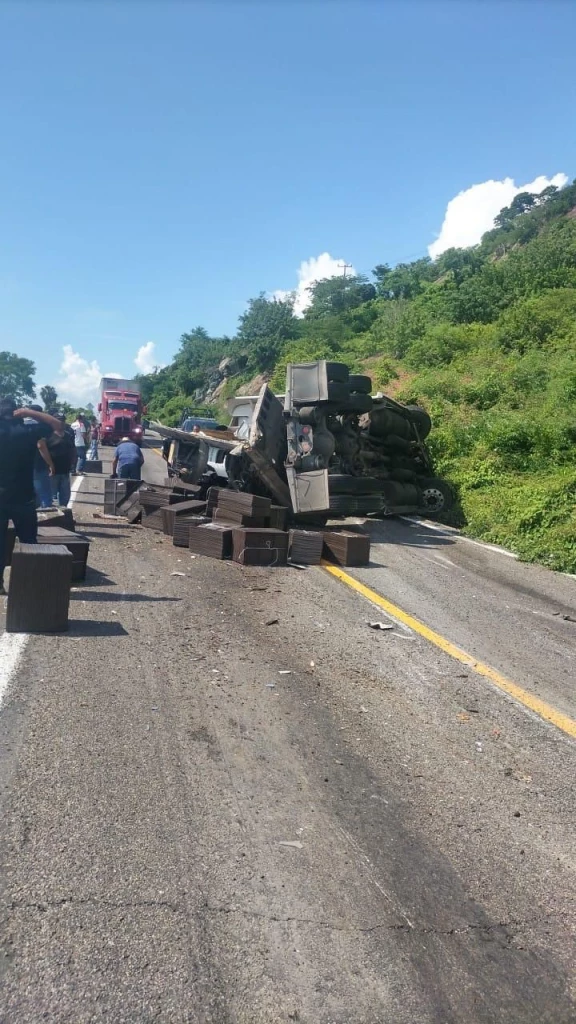Choque múltiple en La Muralla deja dos mujeres lesionadas