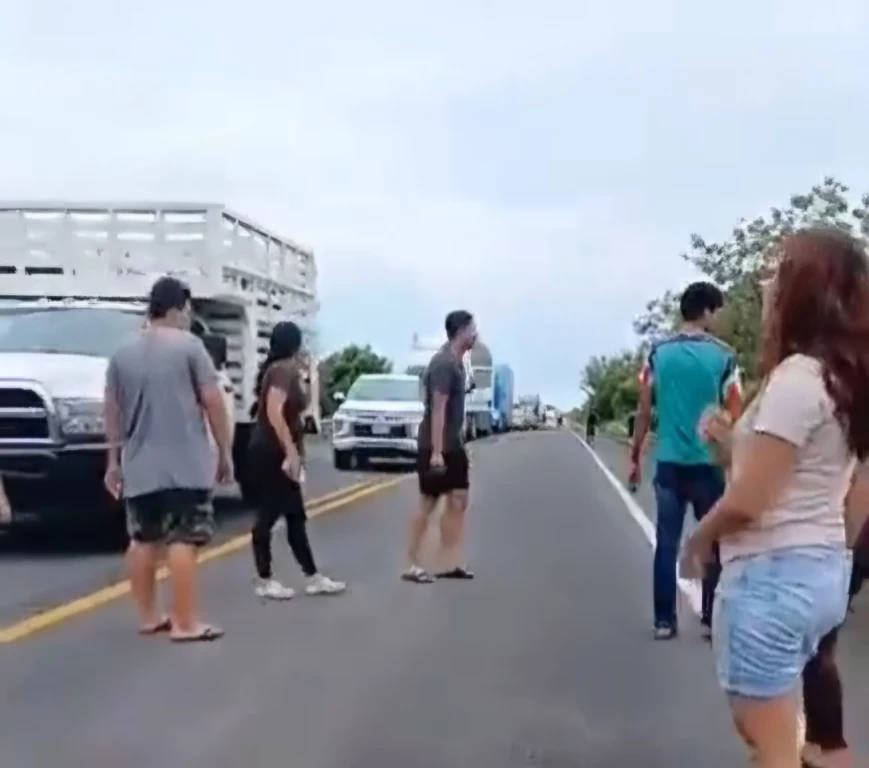 Bloquean carreteras en Palmillas por falla de electricidad