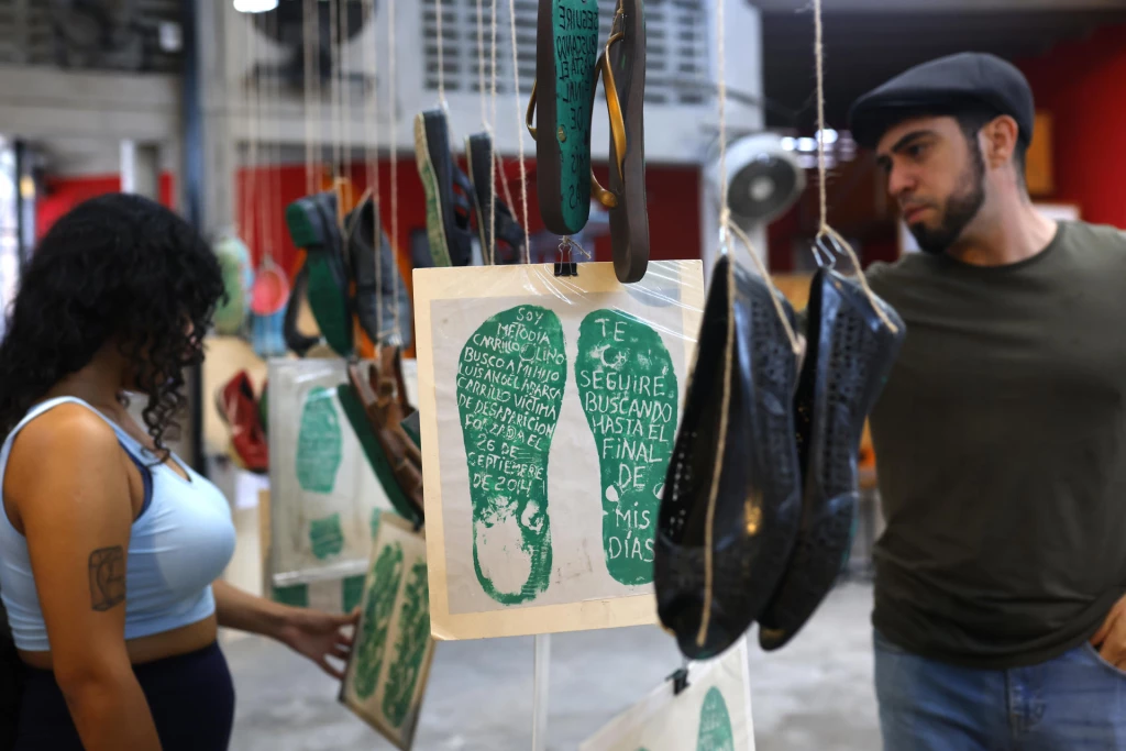 Con ‘huellas’ de zapatos, colectivo de búsqueda visibiliza las desapariciones en México