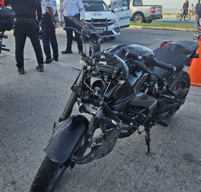 Motociclista choca contra una patrulla de Tránsito Municipal
