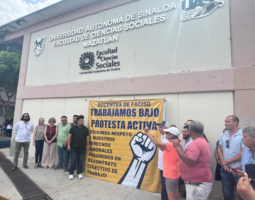 Docentes de la UAS Mazatlán protestan por retrasos en pagos y exigen certeza laboral