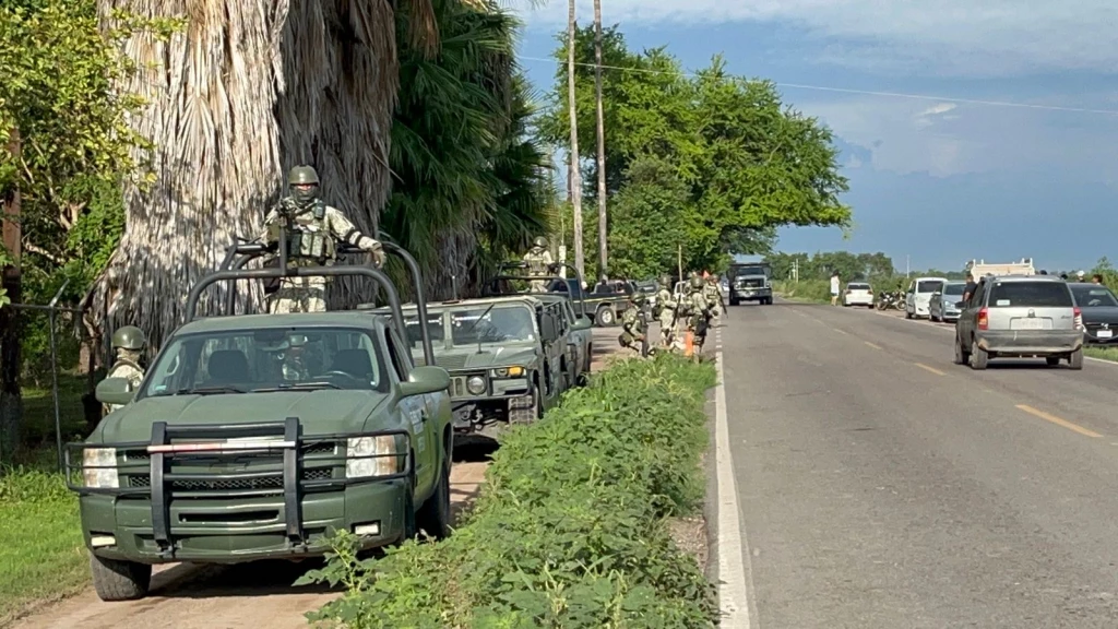Hallan a dos hombres ejecutados con mensajes en cartulinas en Navolato
