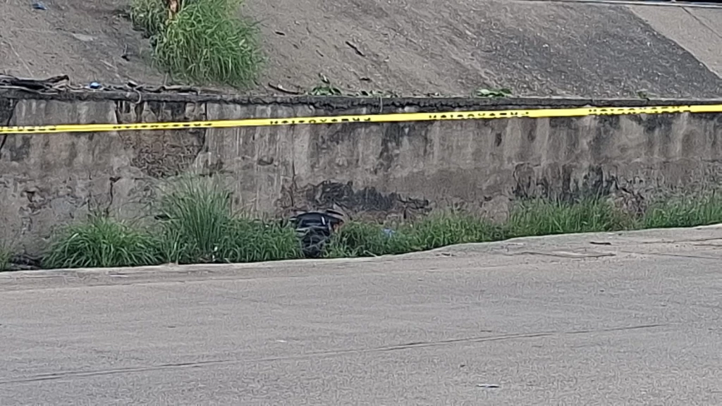 Pareja de motociclistas caen a canal pluvial; el conductor perdió la vida