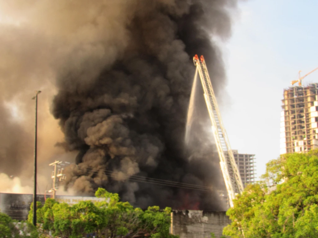 Fuerte incendio en bodega de Mazatlán, ocasiona la evacuación de familias