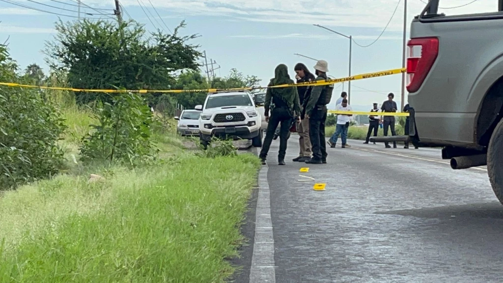 Abandonan a hombre ejecutado con cartulina en la colonia Recursos Hidráulicos, en Culiacán