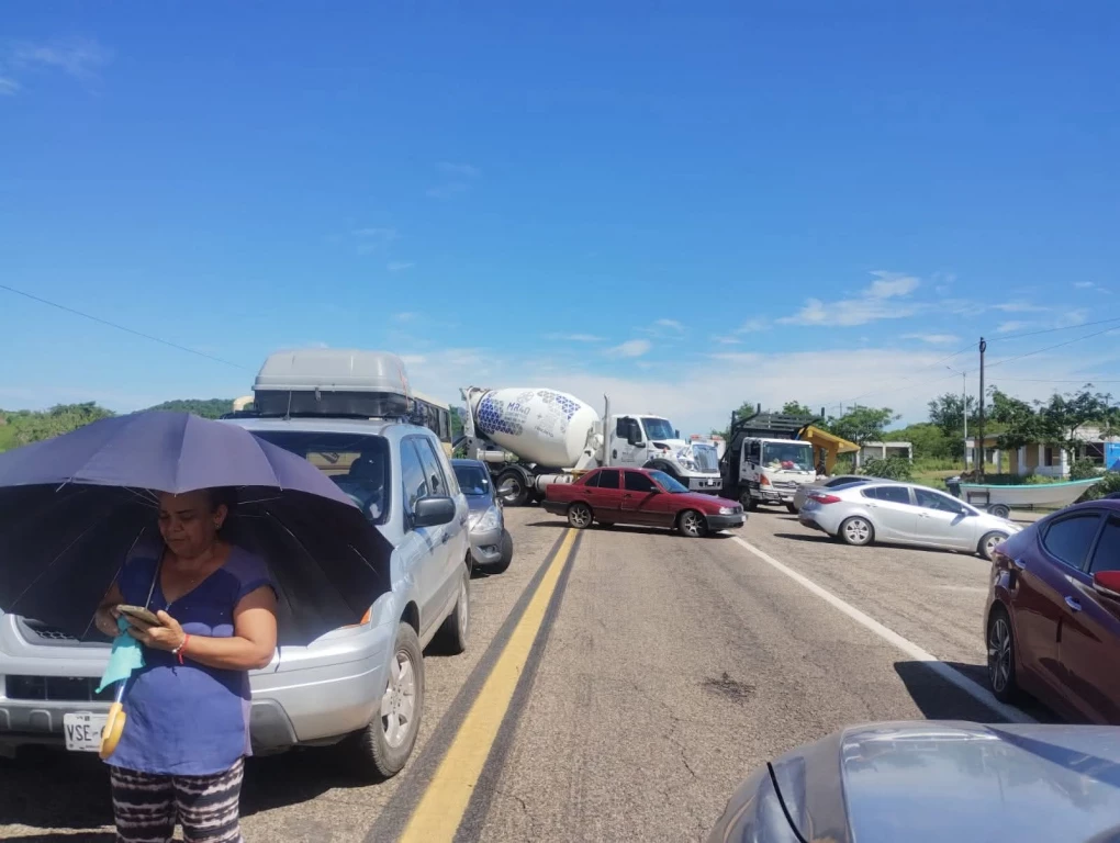 Se manifiestan habitantes de Los Zapotes  en carretera libre Mazatlán-Culiacán por falta de agua
