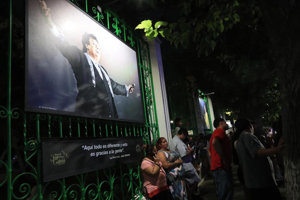 Homenaje a Juan Gabriel reúne a fans mexicanos y extranjeros en Ciudad Juárez