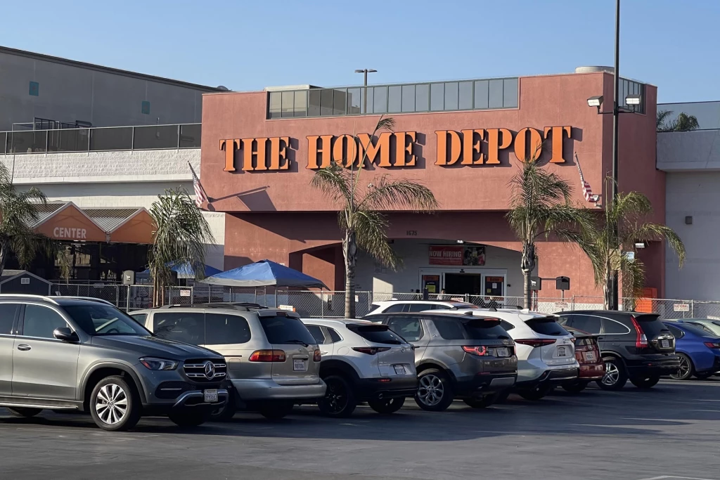 Inmigración se ensaña con 4 redadas en estacionamiento de tienda en Los Ángeles