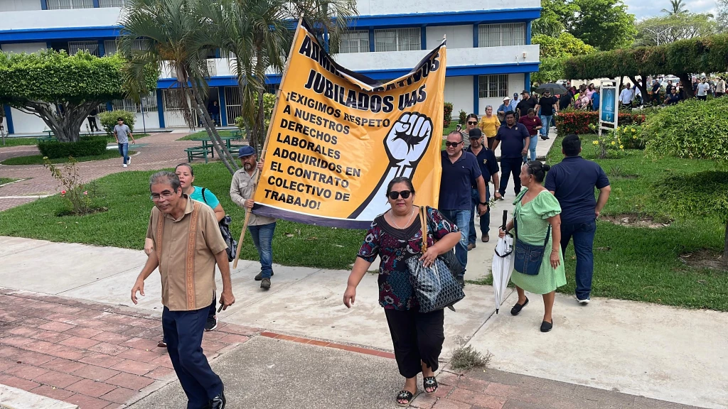 Se manifiestan jubilados y activos de la UAS para exigir el pago de su prima vacacional